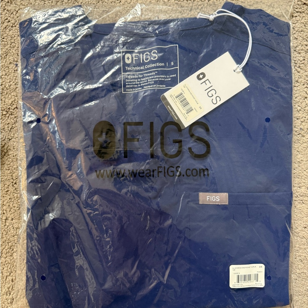 FIGS WOMENS CATARINA SCRUB TOP IN BLUE SMALL